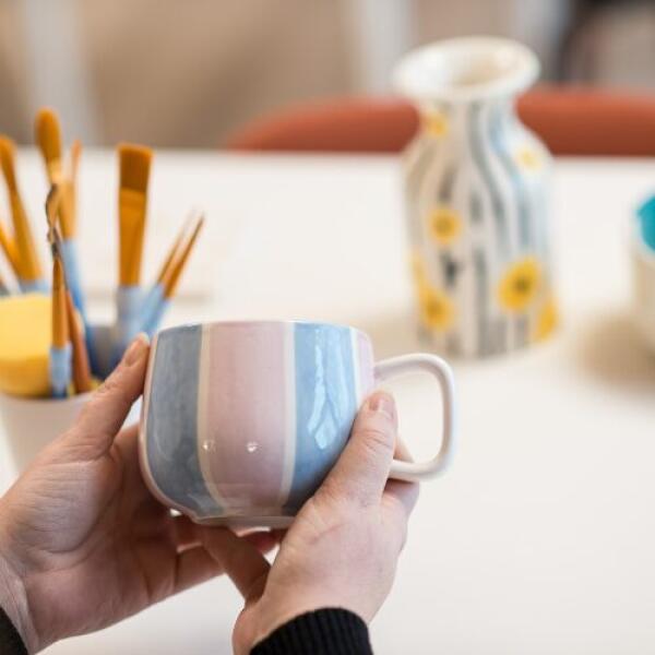 Tasse créée lors de l'atelier céramique à l'Entrepôt Bulle
